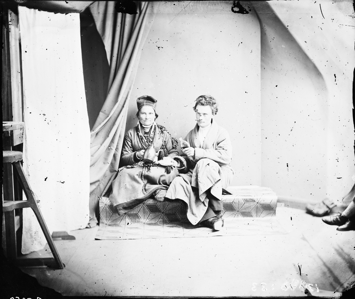 Carl Curman, Porträtt av Maria Magdalena Mathsdotter (18351873) från Gitsfjäll, Vilhelmina och en man, med kaffepanna och en flaska.
