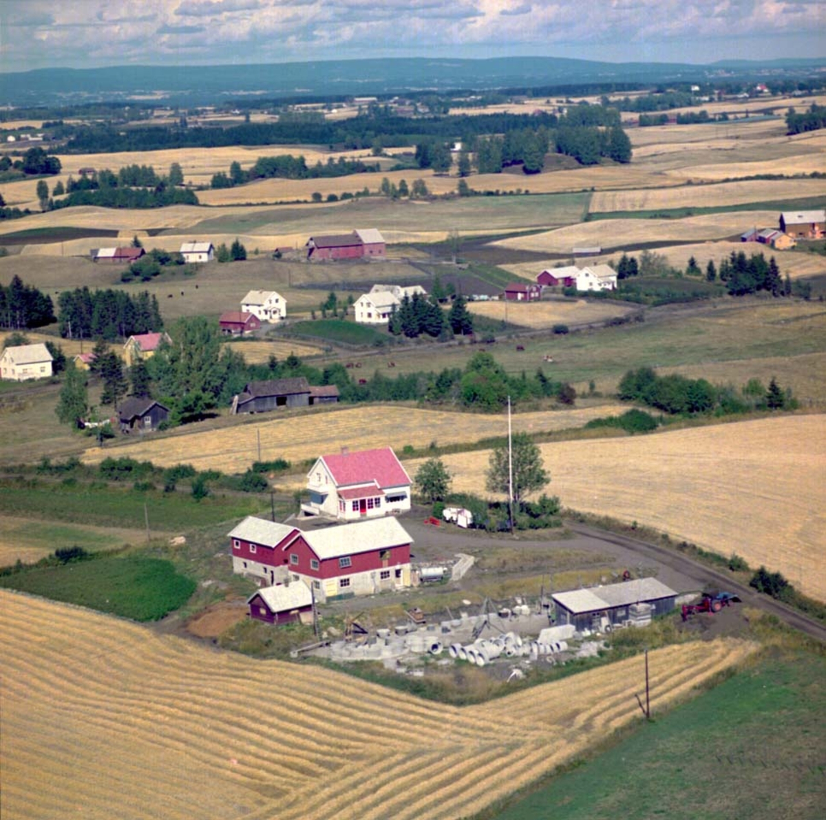 Widerøes Flyveselskap A/S, FLYFOTO TOSTERUD 83-30, STANGE