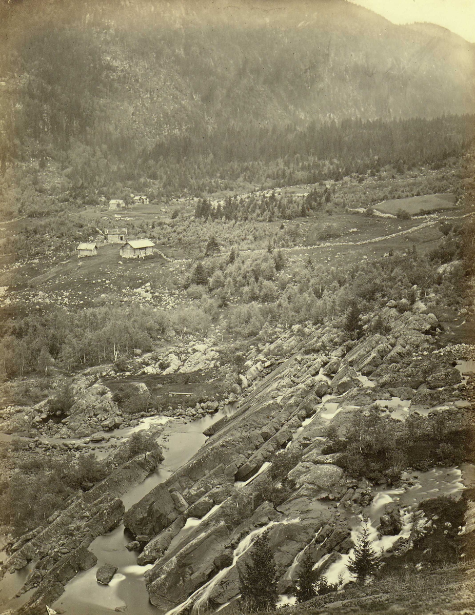 Henry Rosling, Landskap, Hjartdal ("Hjerdal"), Telemark, med gårdstun i bakgrunnen. Fra serie norske landskapsfotografier tatt av den engelske fotografen Henry Rosling (1828-1911).
