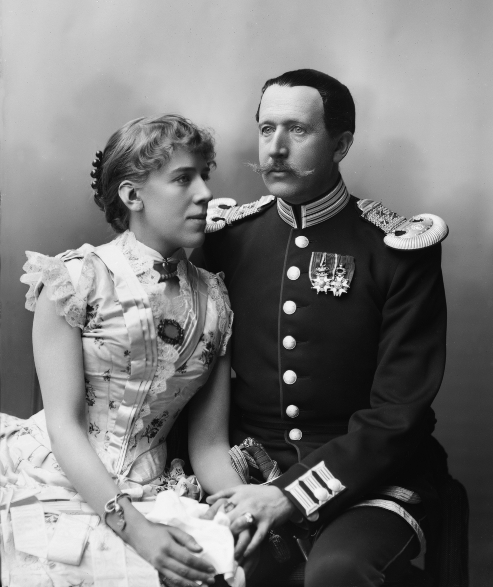 Maria Tesch, Porträttfotografi föreställande C.M Victor Rehbinder och Henriette född Grill. Porträtt. Par. Man. Kvinna. Ateljéfotografi. Fotograferad i Maria Teschs ateljé som fanns i Linköping åren 1873 - 1936. Digitaliserad efter original glasnegativ som förvaras på Stiftsbiblioteket /Linköpings stadsbibliote…