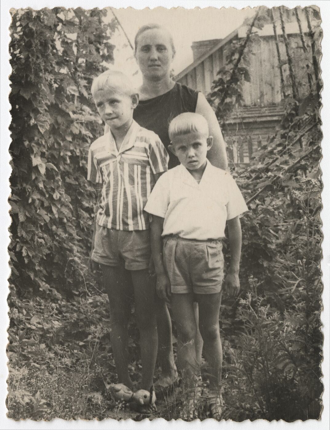 Nežinomas autorius, Zita Briedienė su sūnumis