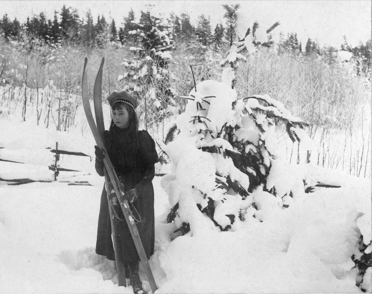 Robert Collett, Kvinne med skipar i vinterlandskap, ukjent sted. Serie tatt av Robert Collett (1842-1913), amatørfotograf og professor i zoologi.