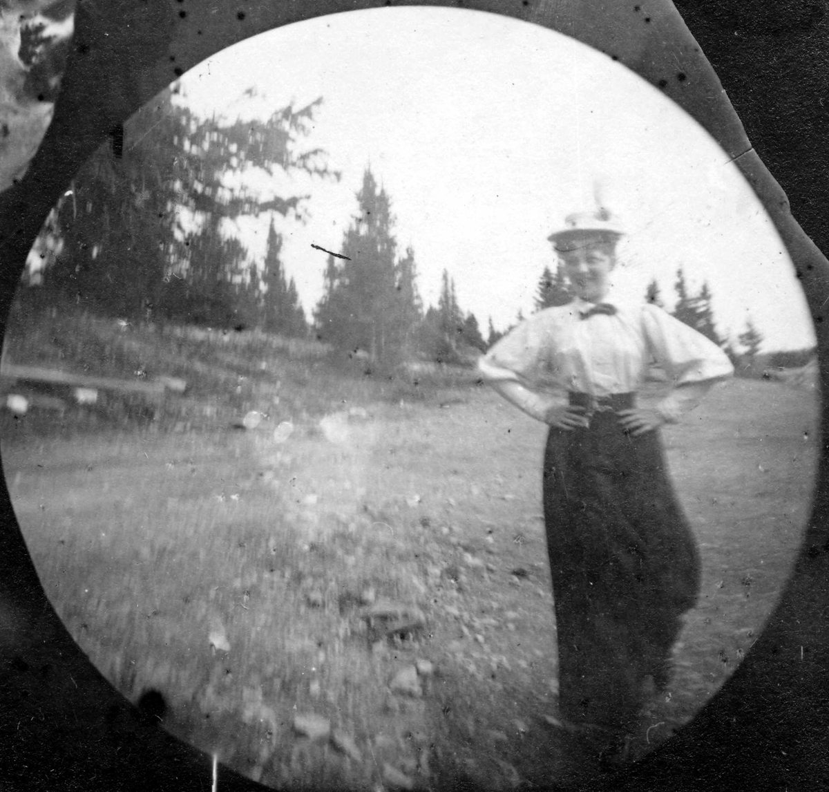 Fredrik Carl Mülertz Størmer, Frk. Anna Holm med mørkt skjørt, hvit bluse og hatt i skogen, Golå, Sør-Fron, Oppland.