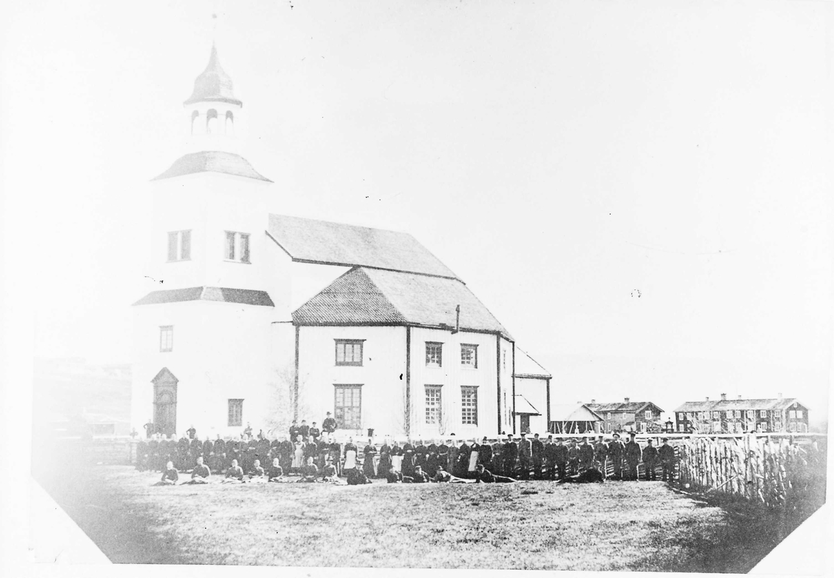 Ukjent, Tynset kirke med den gamle prestegården i bakgrunnen. se også NØT. 1520