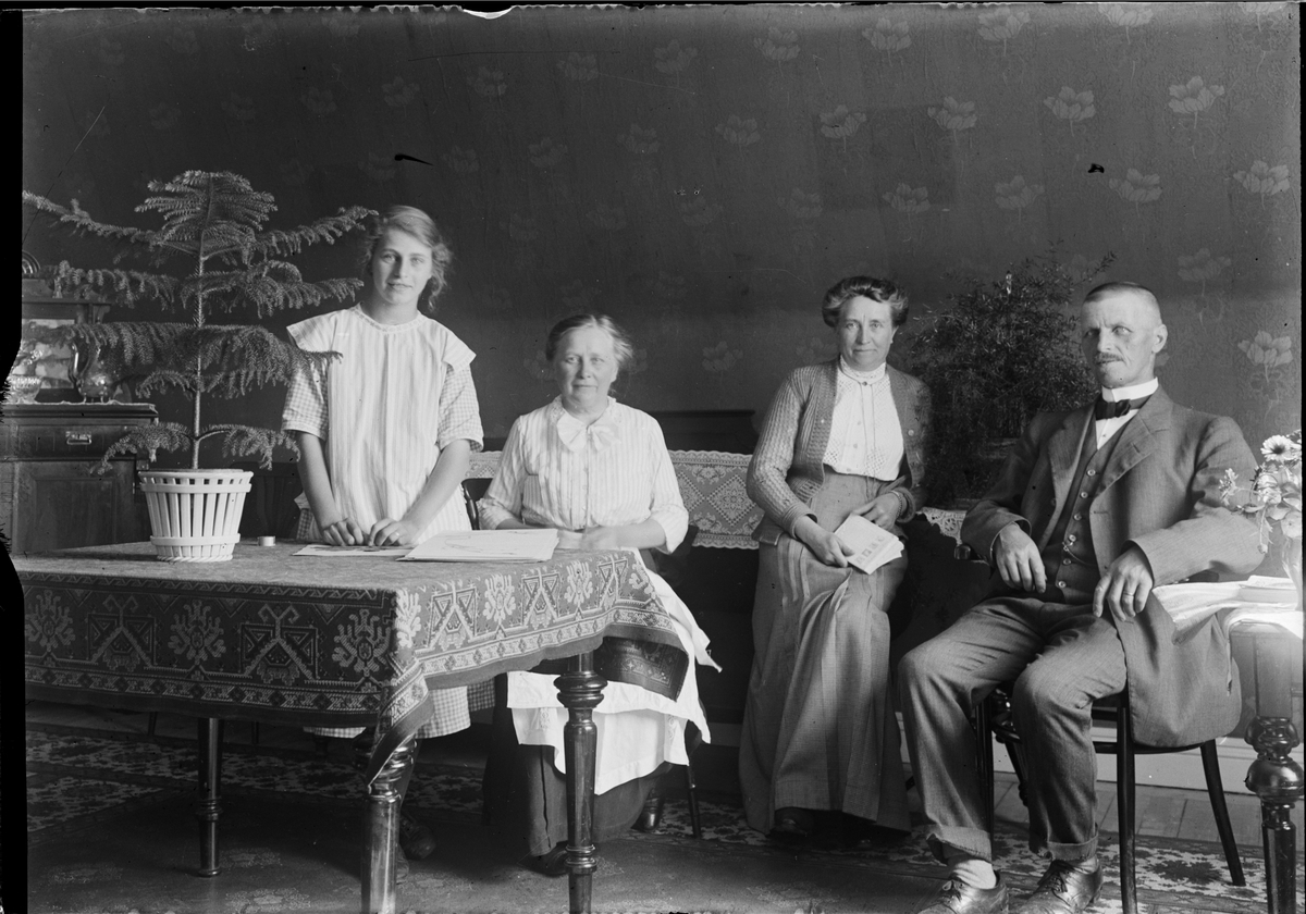 Okänd,, Familj i hemmet, Krusenberg, Uppland