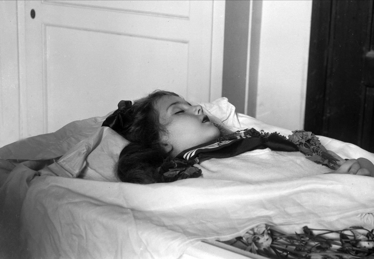 Gustav Borgen, Post mortem-fotografi. Kvinne i kiste.