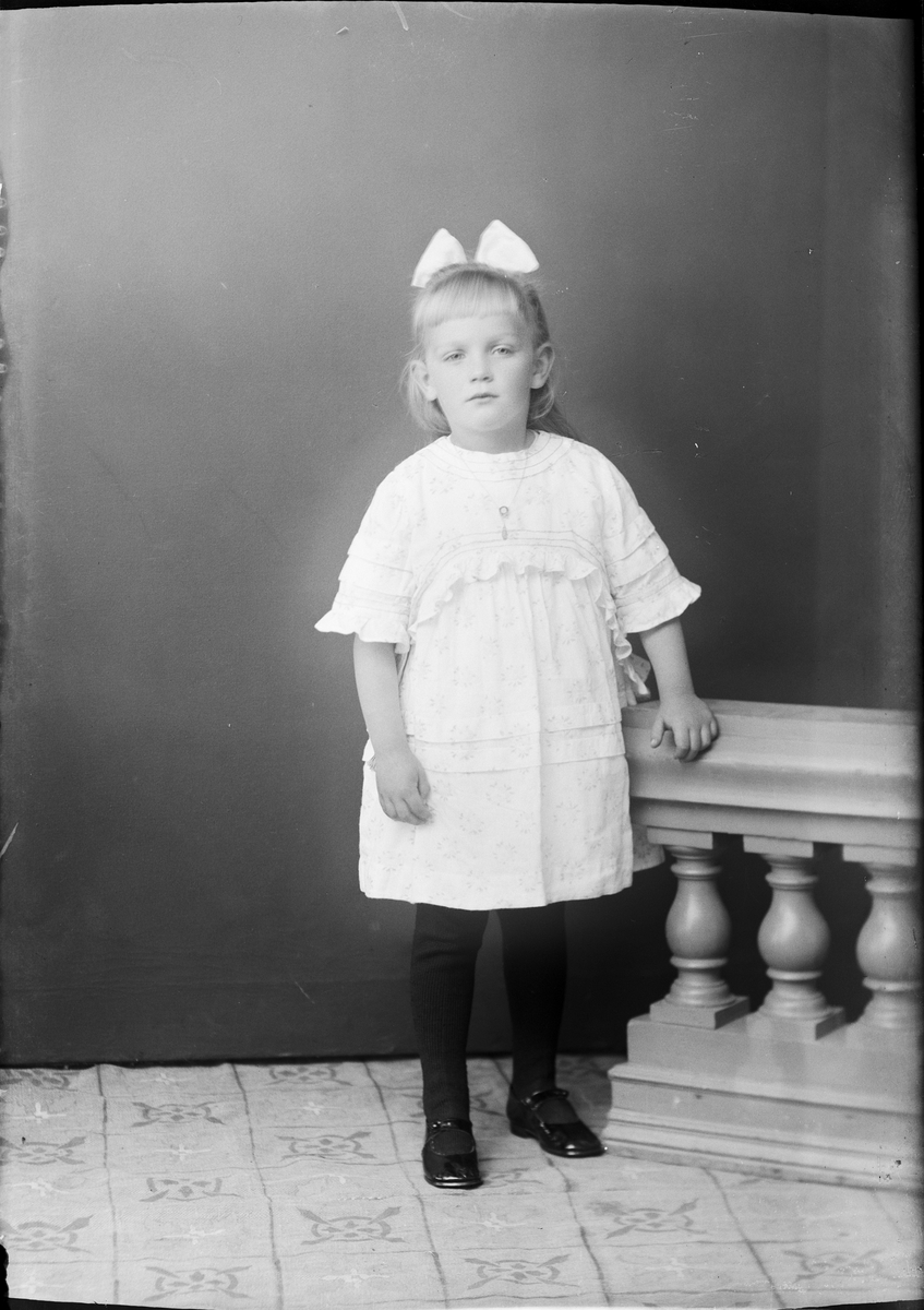 Skötsner-Edhlund, Ateljéporträtt - barn till Eskil Eriksson från Lysta, Hökhuvud socken, Uppland 1921