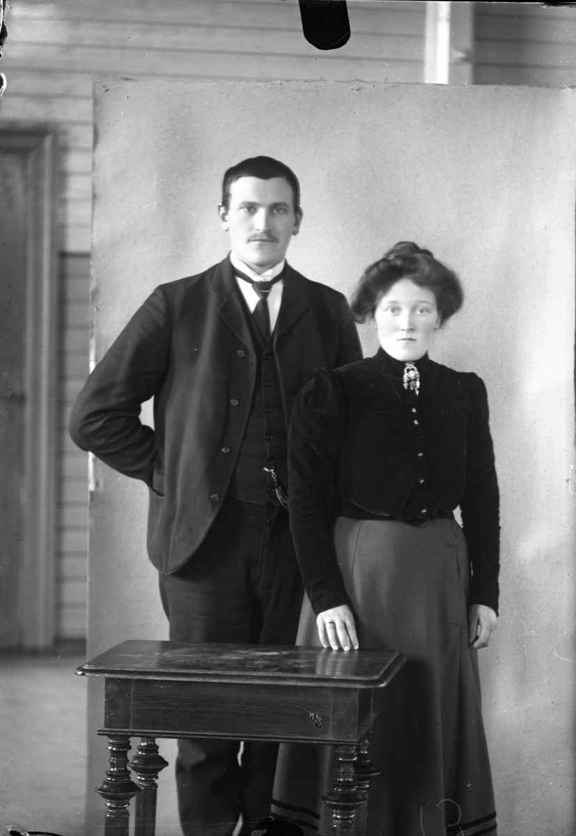 Oscar Holte, Portrett, person, klær,