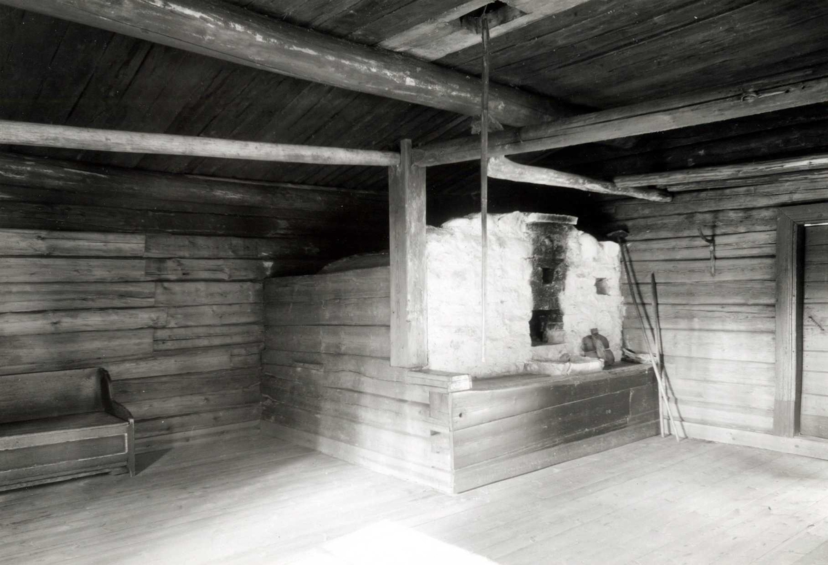 Gisle Midttun, Østerby, Austmarka, Kongsvinger, Hedmark. Røkestue interiør med ovn og benk. Nå Glomdalsmuseet, Finntorpet.