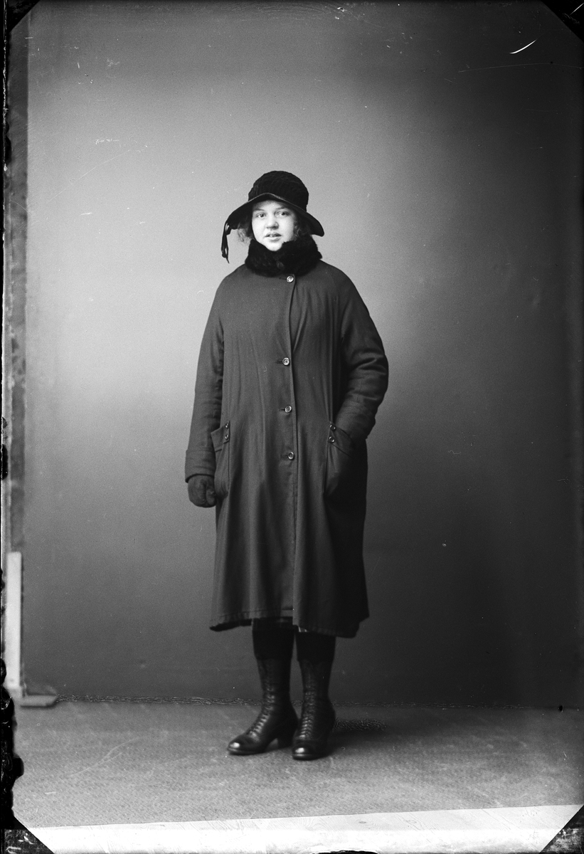 Skötsner-Edhlund, Ateljéporträtt - Esther Ljung från Älvkarleby, Uppland 1924