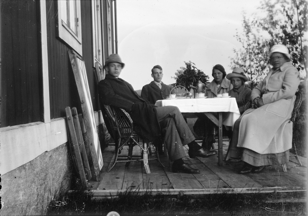Okänd,, Roland, Alf, Ingemar, Marit and Christiane Liljefors, as well as another woman, have a coffee stone out on the altar, probably on Svensgården, in Leksand, Sweden