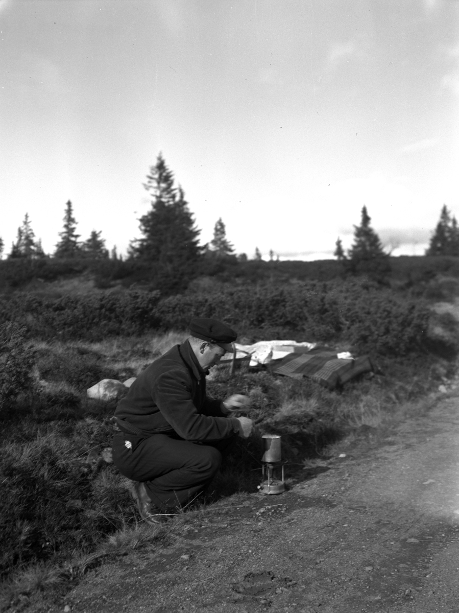 Kristian Heramb, En mann (Kristian Heramb?) bruker en primus ved Nyskolla seter i Ringsaker.