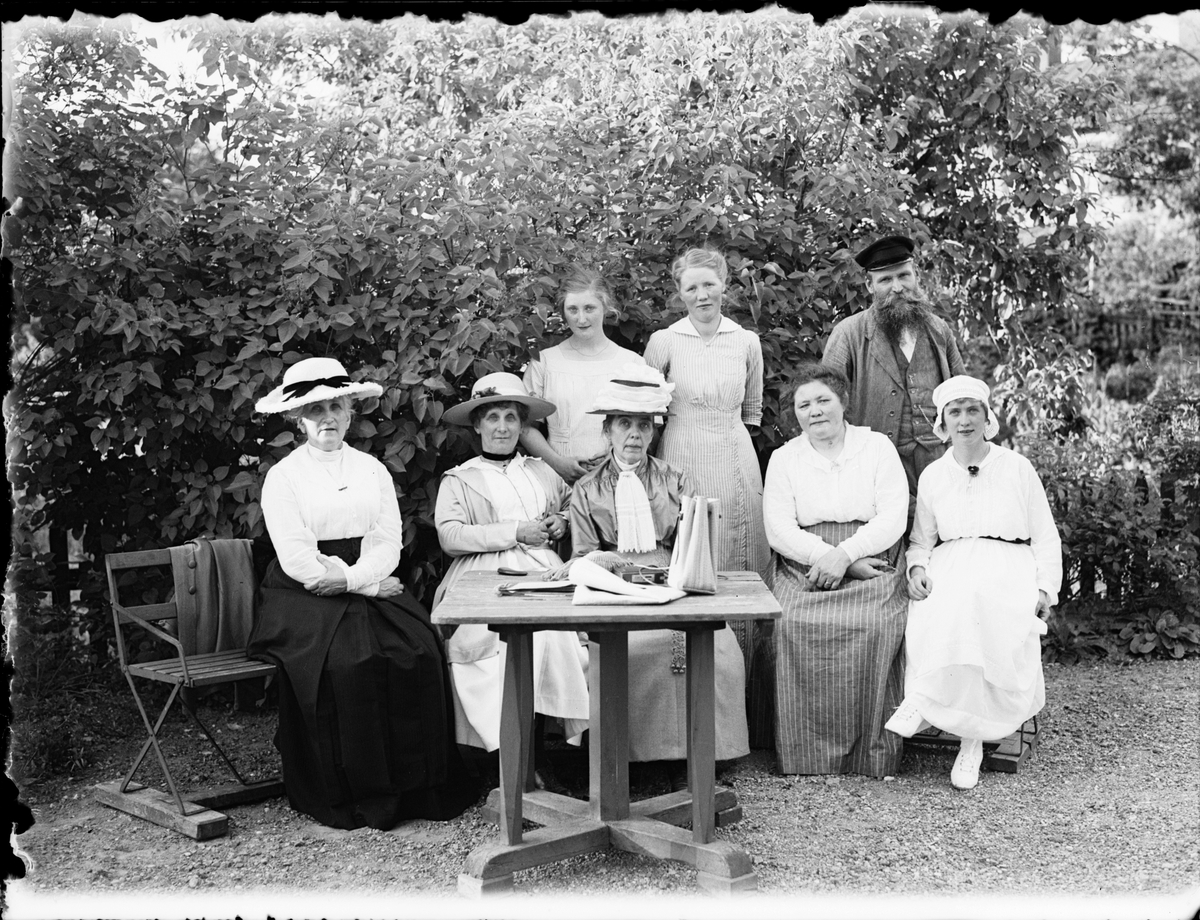 Skötsner-Edhlund, Group retreat in the garden, Östhammar, Uppland