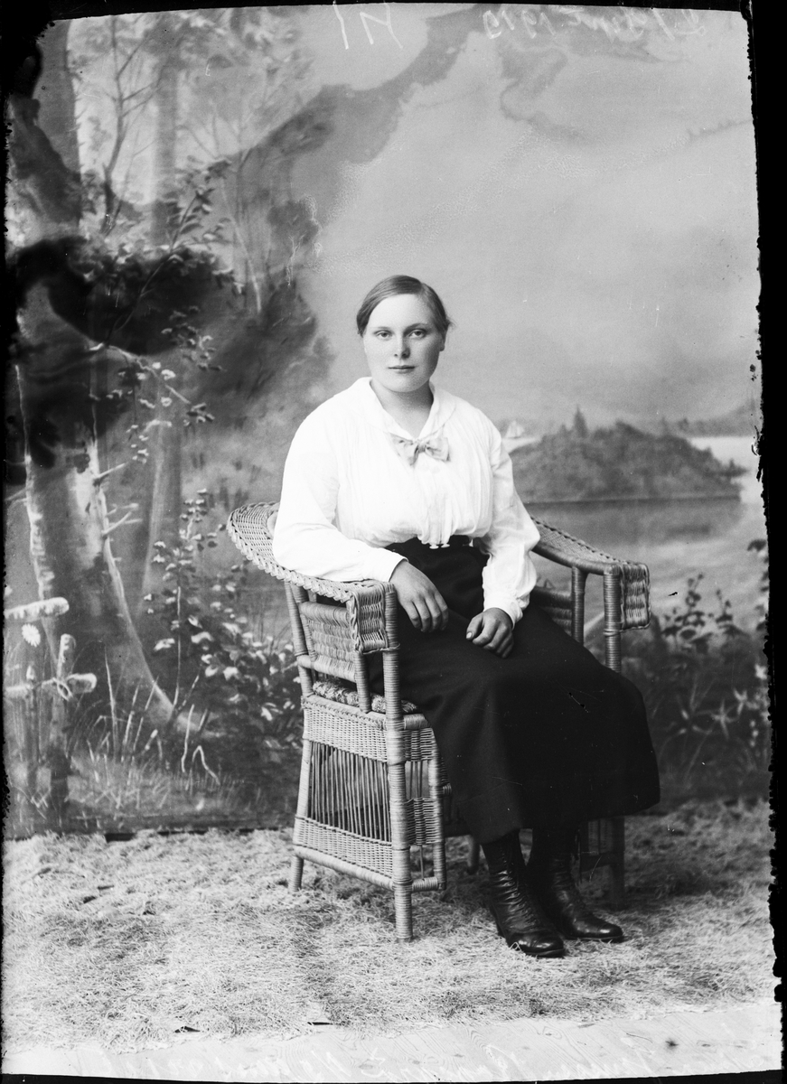 Skötsner-Edhlund, Linnea Jansson from Raggarö, Börstil parish, Uppland 1919