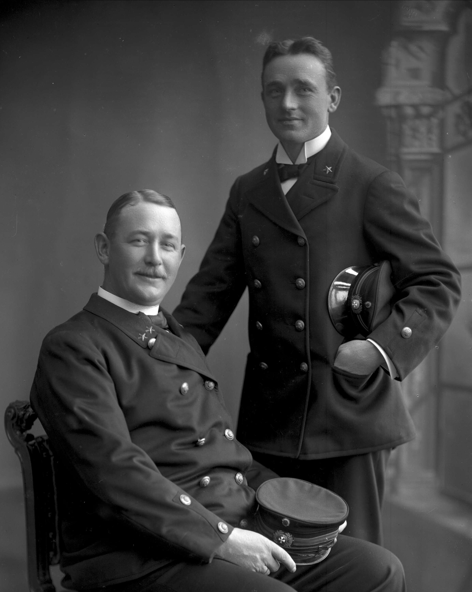 Gustav Borgen, Gruppeportrett, to sjømenn i uniform. Styrmann F. Hansen.