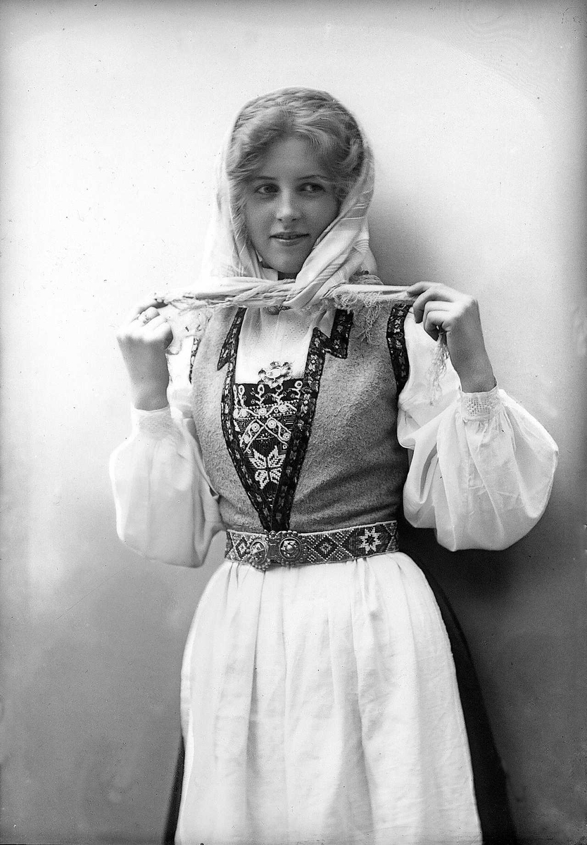 Solveig Lund, Studioportrett av kvinne i drakt og oppsatt hår med sjal over hodet.
