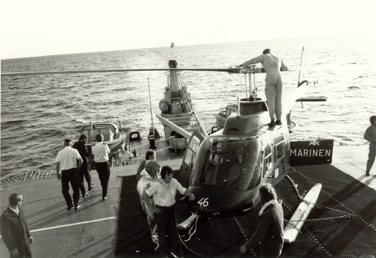 Unknown artist, Helikopter landar ombord på minfartyget "Visborg" 1970-talet Dnr 200/86