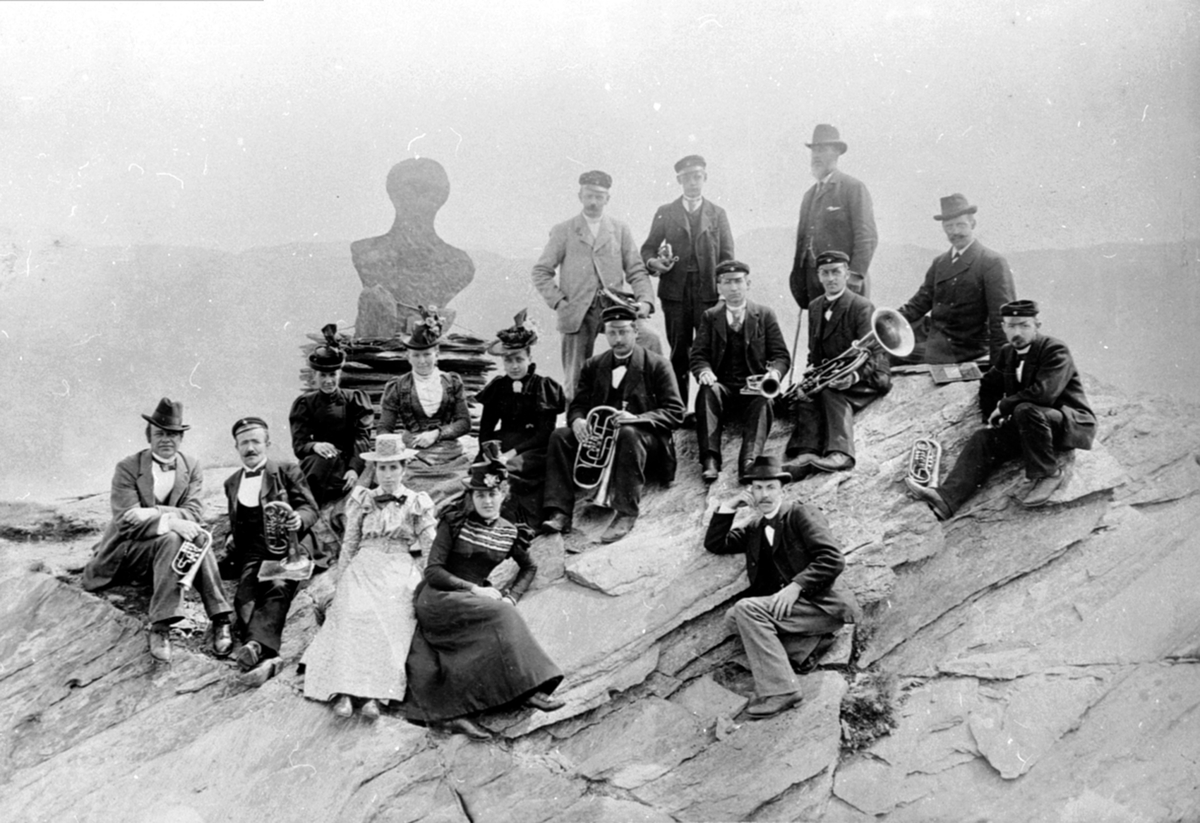 Anno Domkirkeodden, Brumunddal Musikkorps med fruer på tur til Otta. Her på Pillarguritoppen.