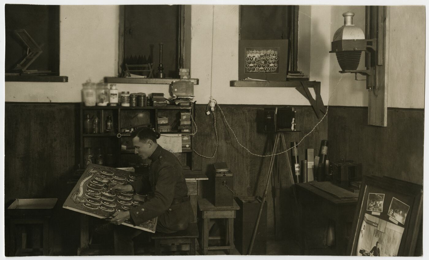 Nežinomas autorius, Inžinerijos pulko fotografijos laboratorijoje