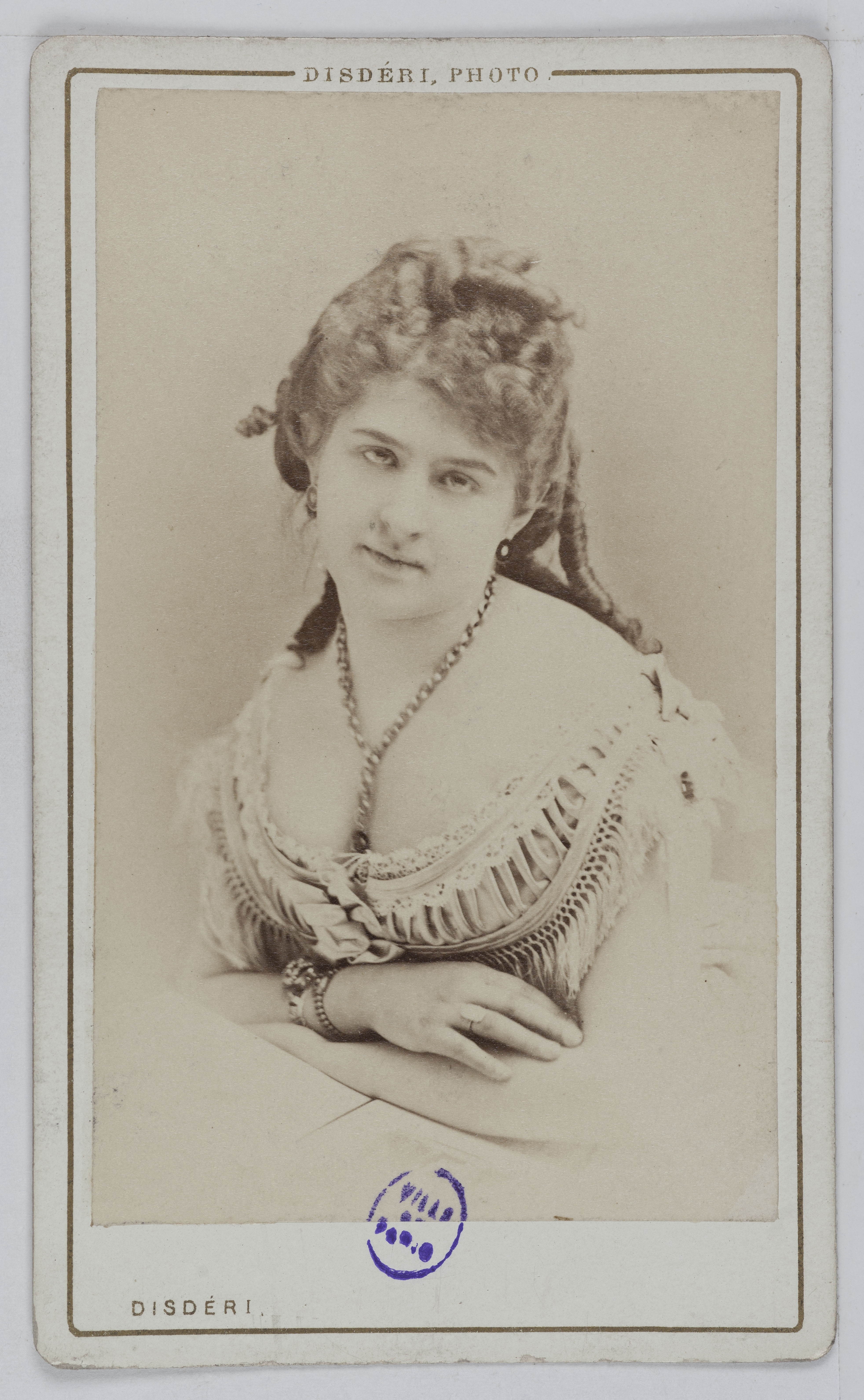André-Adolphe-Eugène Disdéri, Portrait de Mademoiselle Ricci (-1872), nièce du compositeur Ricci et actrice au Théâtre des Italiens en 1868-1869.
