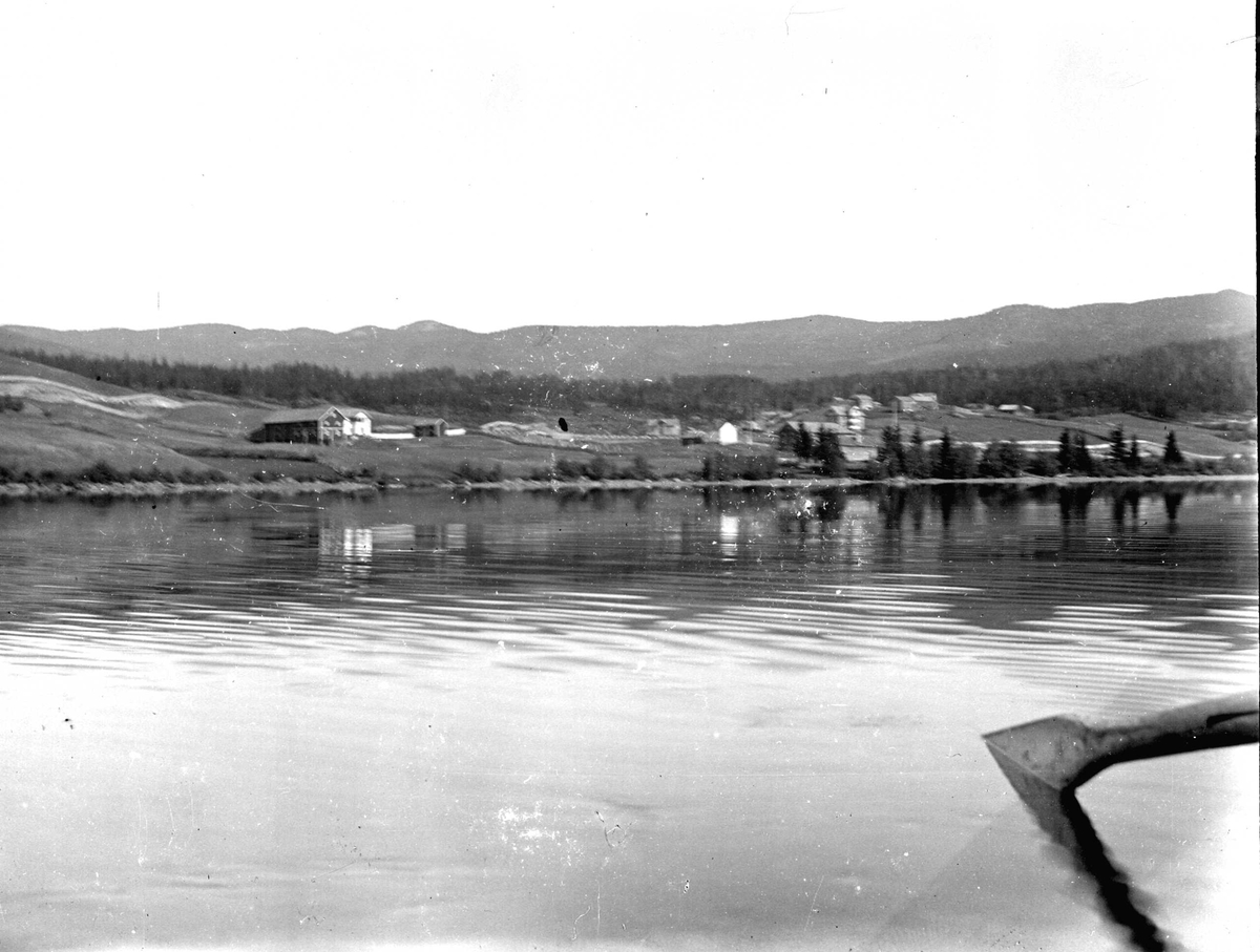 Juliane Fredrikke Langberg, Landskap med bebyggelse ved vann, muligens fra Eggedal. Åre fra båt t.h. Fra malerinne Juliane Fredrikke Langbergs samling, tatt 1895-1910 med motivkrets slekt og venner samt steder tilknyttet samvær med disse.