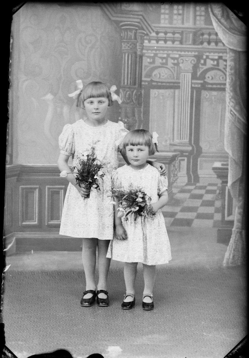 Skötsner-Edhlund, Ateljé Portrait - The Girls Holmgren from Harg, Uppland