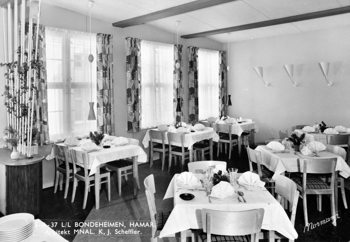 Normann Fotoatelier, INTERIØR SPISESALEN, L/L BONDEHEIMEN, DEKKET BORD