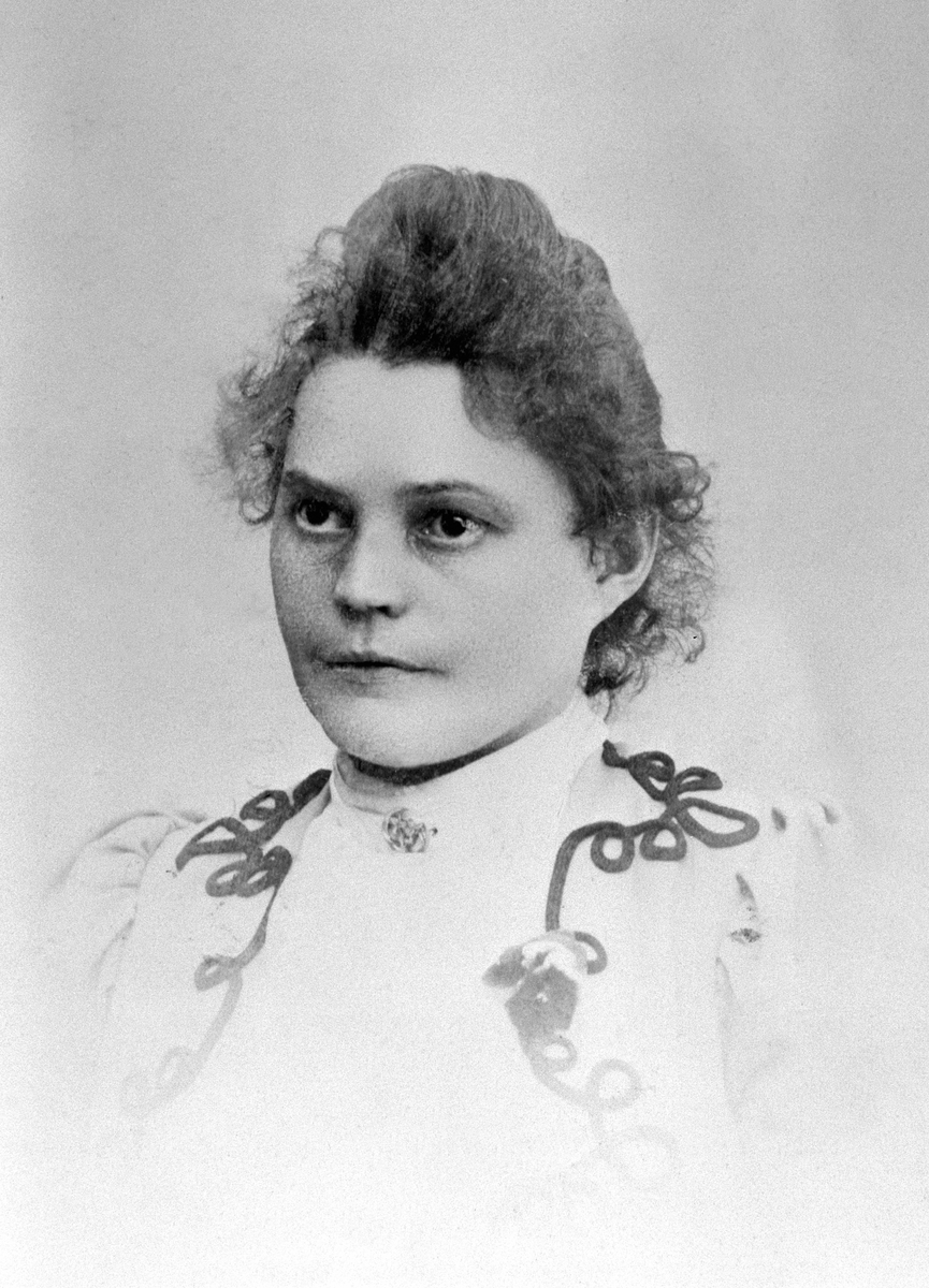 Anno Domkirkeodden, PORTR: MATHILDE HAUGE LÆRER PÅ ÅDALSBRUK, LØTEN, TOK LÆRERSKOLEN 1904