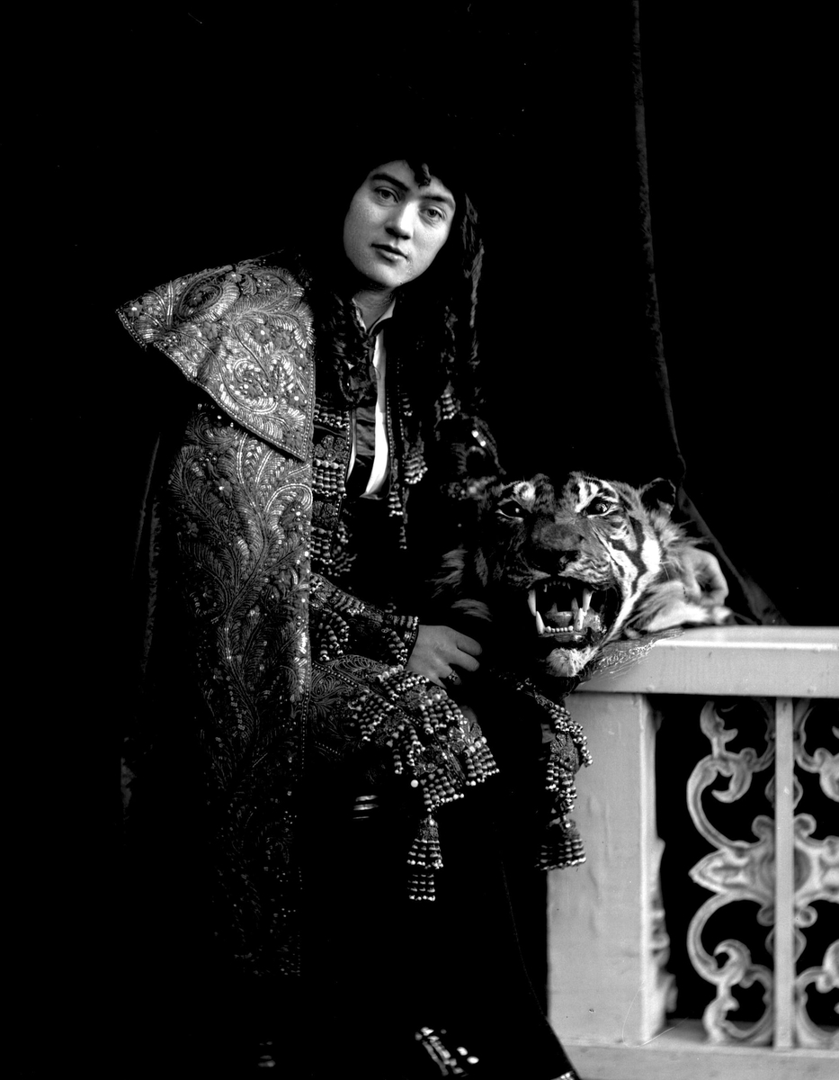 Gustav Borgen, Portrett, utkledd kvinne, matador? med et tigerhode. Eli Nergaard.