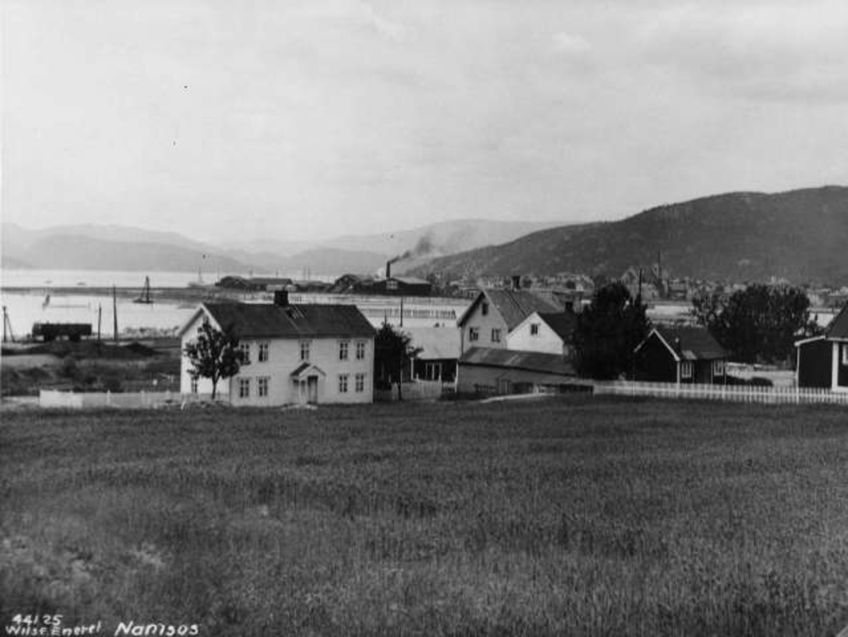 Anders Beer Wilse, Solvang med Namsos sentrum i bakgrunnen, Nord-Trøndelag, 1936. Fra protokoll:" Trøndelag Namsos 1936"