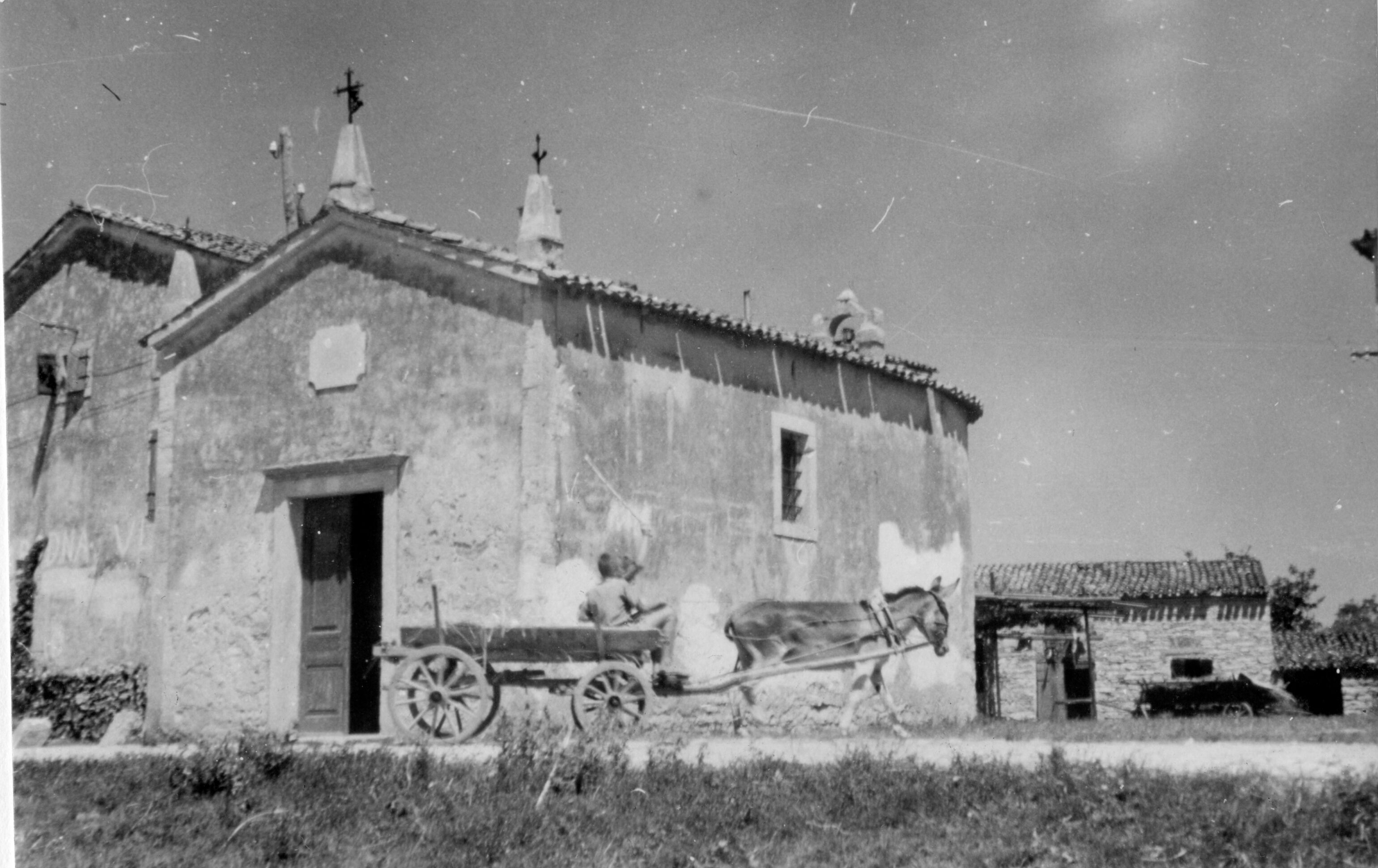 Branko Fučić, Zambratija (Umag), kapela sv. Marije Magdalene, vanjština: pogled s jugozapadne strane