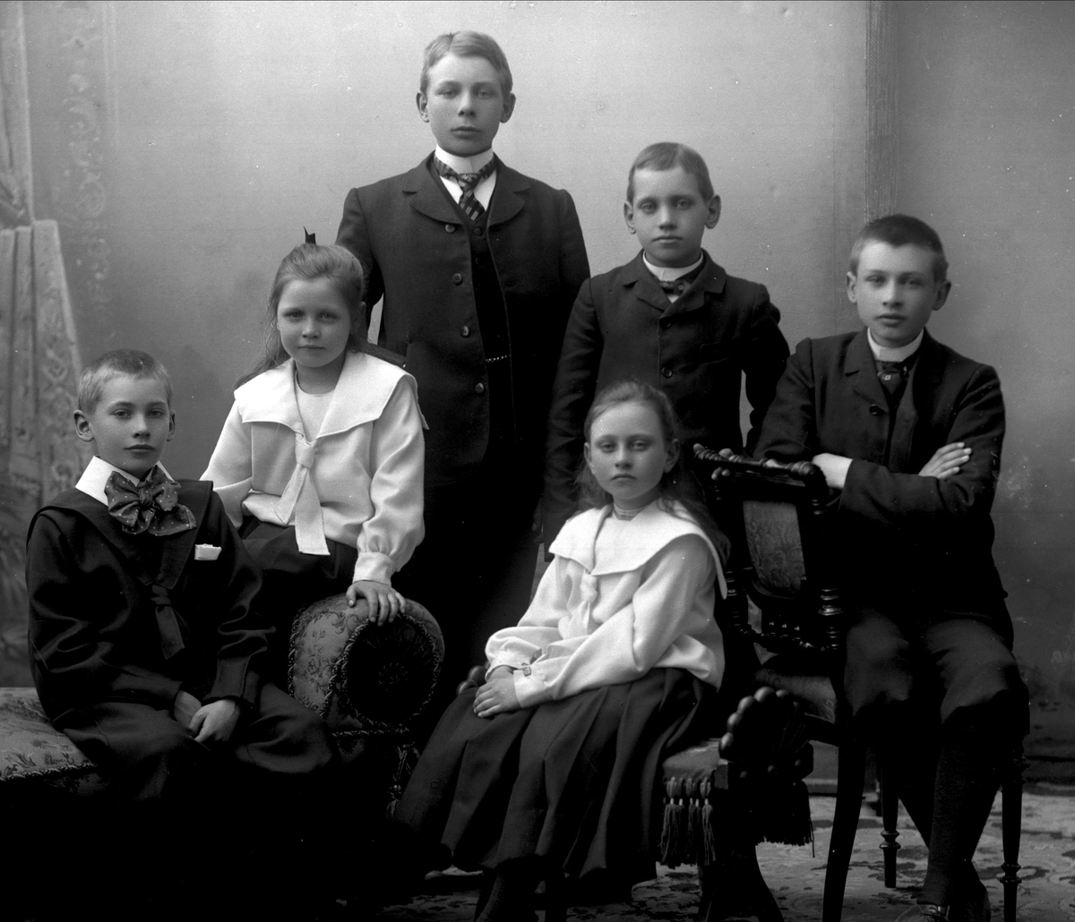 Gustav Borgen, Gruppeportrett, søsknene Selmer. Antagelig Kurt H.W, Johan H.D., Sverre, Trygve, Margrethe Alice og Helene.