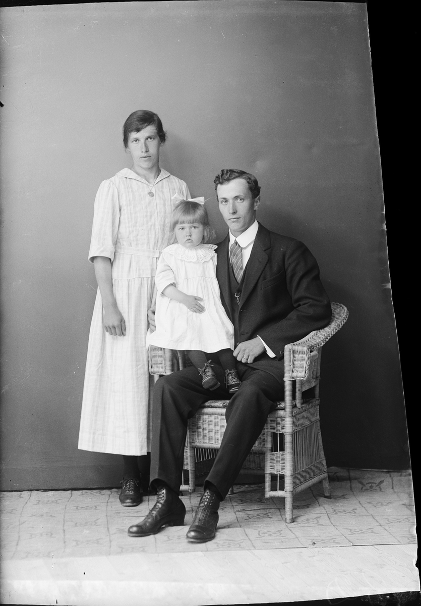 Skötsner-Edhlund, Ateljéporträtt - familjen Georg Andersson från Marka, Harg socken, Uppland 1922