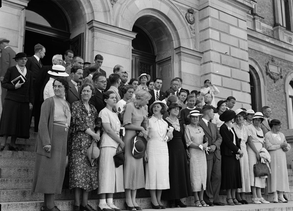 Paul Sandberg, Grupporträtt - kvinnor och män på Universitetshusets trappa, Uppsala 1935