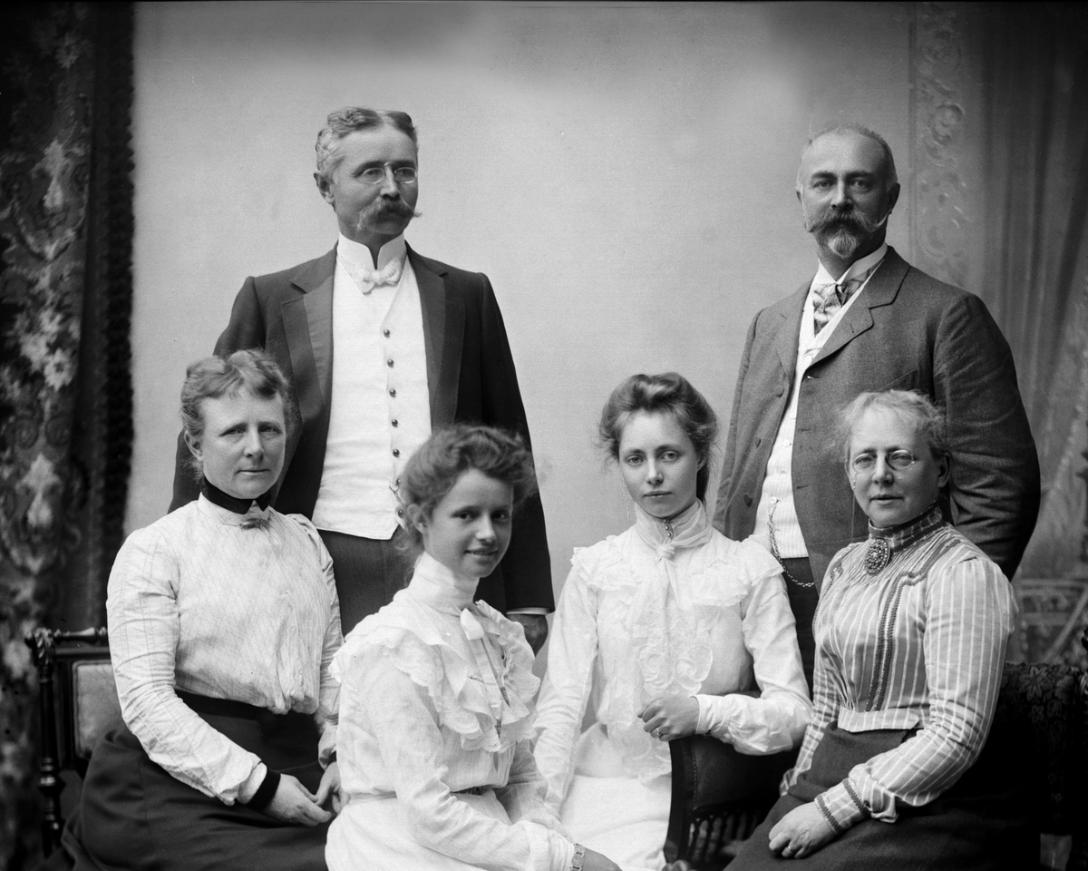 Gustav Borgen, Gruppeportrett, lagmann Vogt og ingeniør Conradi med familie.