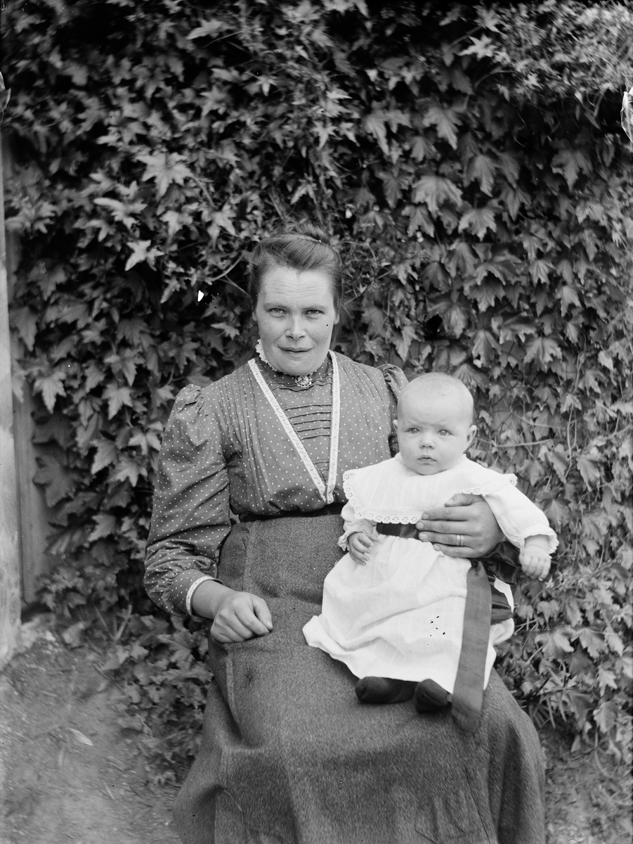 Josef Ärnström, Sannolikt Josef Ärnströms svägerska Maja med ett barn, Hållnäs socken, Uppland