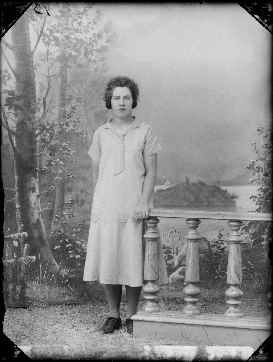 Skötsner-Edhlund, Ateljé Portrait - Elsa Sjögren from Hargshamn, Uppland