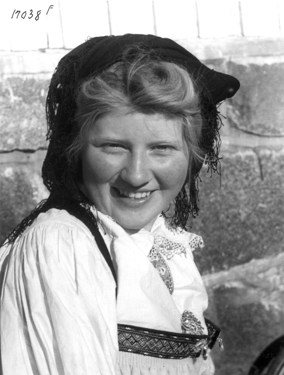 Anders Beer Wilse, Kvinnedrakt, Jente med hodeplagg
