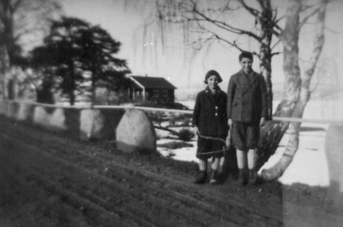 Anno Domkirkeodden, GRUPPE: 2 SØSKEN PÅ STANGEBRUA, PAULA BERG OG MAGNE HAUG, FLØTERHYTTA I BAKGRUNNEN, BEKKELAGET, OTTESTAD, ÅKERSVIKA,