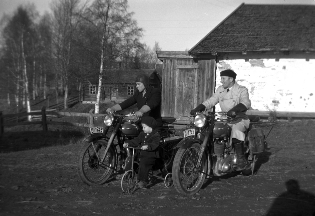 Anno Domkirkeodden, F. V. HARALD TOMTER PÅ ARIEL MOTORSYKKEL, OLE JACOB TOMTER TREHJULSYKKEL OG LEIF TOMTER PÅ ARIEL MOTORSYKKEL, SØNDRE TOMTER. CA 1952.
