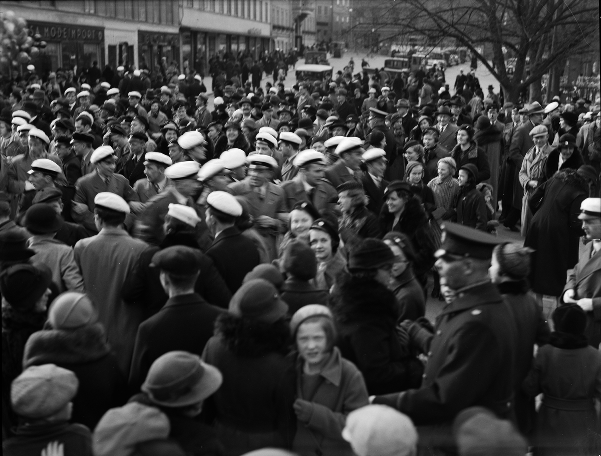 Paul Sandberg, Sista april-firande, Drottninggatan och Fyristorg, Uppsala 1935