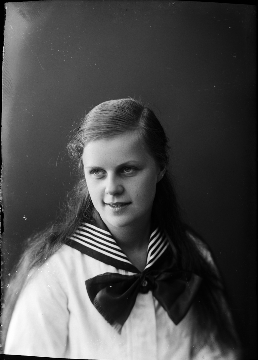 Skötsner-Edhlund, Ateljéporträtt - flicka, Östhammar, Uppland