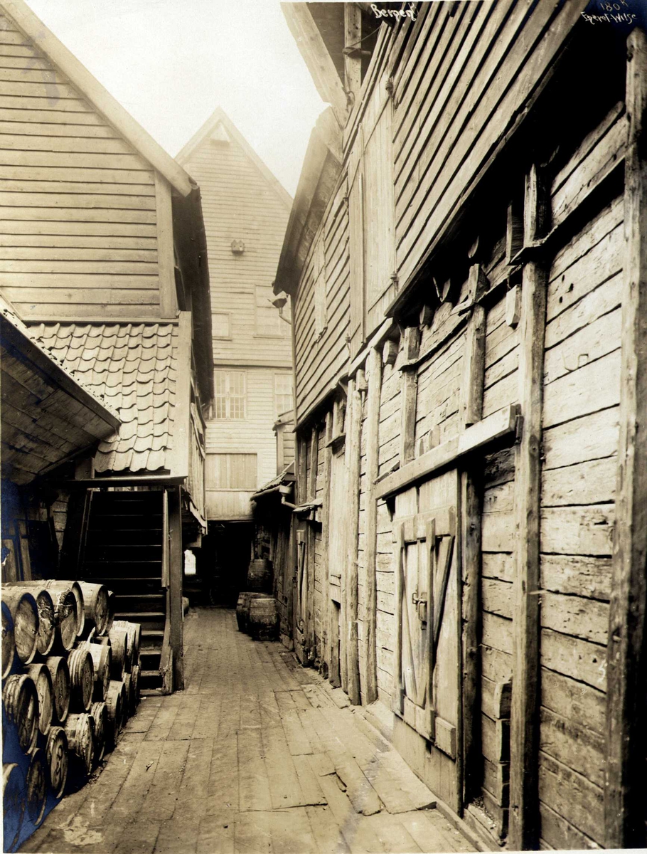 Anders Beer Wilse, Sjøboder, Hjortegården, Tyskebryggen, Bergen, Hordaland. Lagrede tønner. Fotografert 1912.