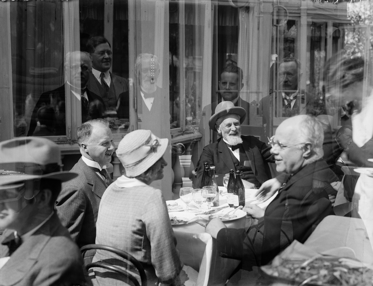 Paul Sandberg, Deltagare i Nordiska kongressen för invärtes medicin äter lunch på uteserveringen vid restaurang Flustret - från vänster okänd kvinna, dr E Belfrage, överläkare Hugo Köster och professor Gustaf Bergmark