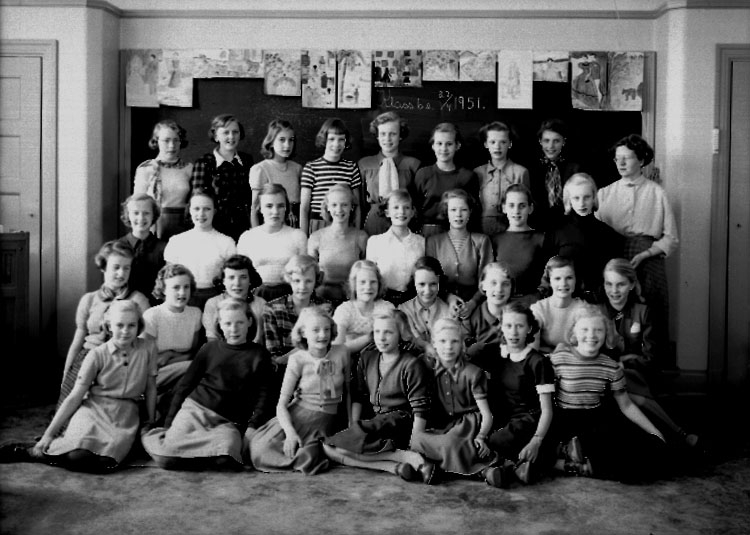 Sven Lindskog, Engelbrektbre, classroom interior, 32 girls with teacher’s wife Greta Tener. Class 6e, Room 13.