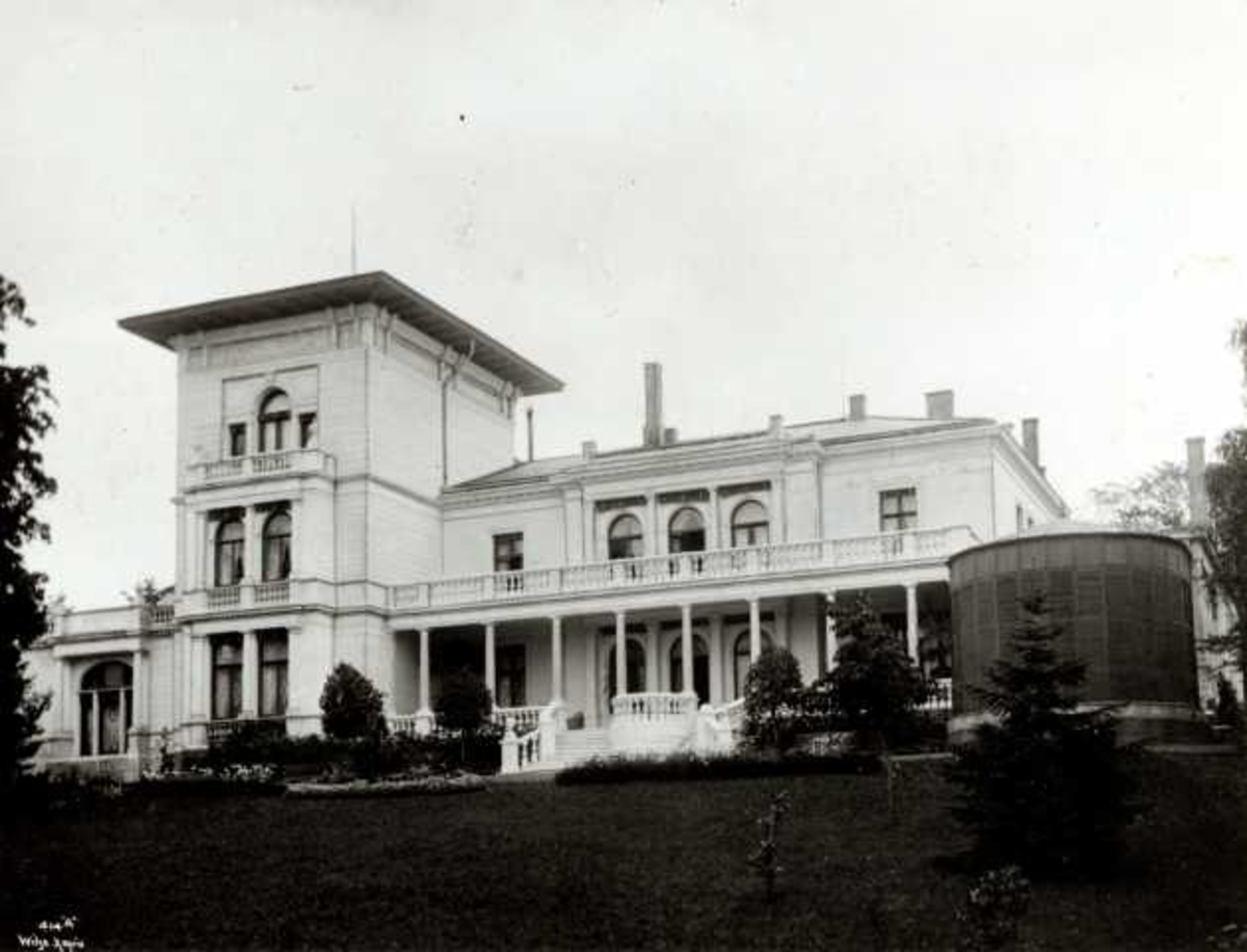 Anders Beer Wilse, Skøyen Hovedgård, Oslo. Hovedbygningen sett fra hagen.