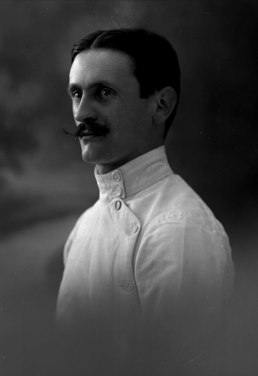 Gustav Borgen, Portrett, mann i fektedrakt. André Drevon, prof. d'escrime, fektemester.