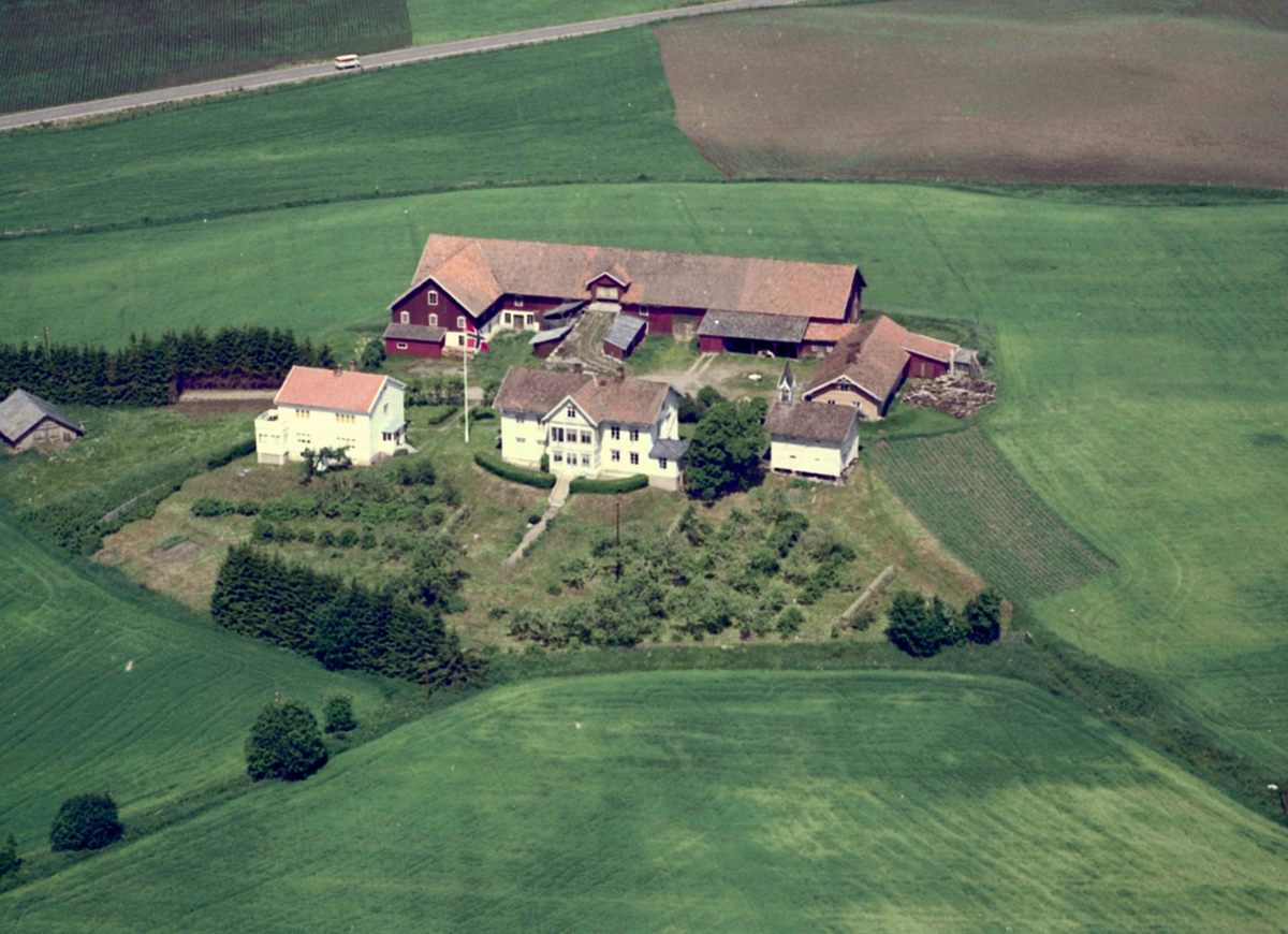 Widerøes Flyveselskap A/S, FLYFOTO GRØHOLT GARD. (Øgreholt, Ødegrøholt, Grøholt øde.)