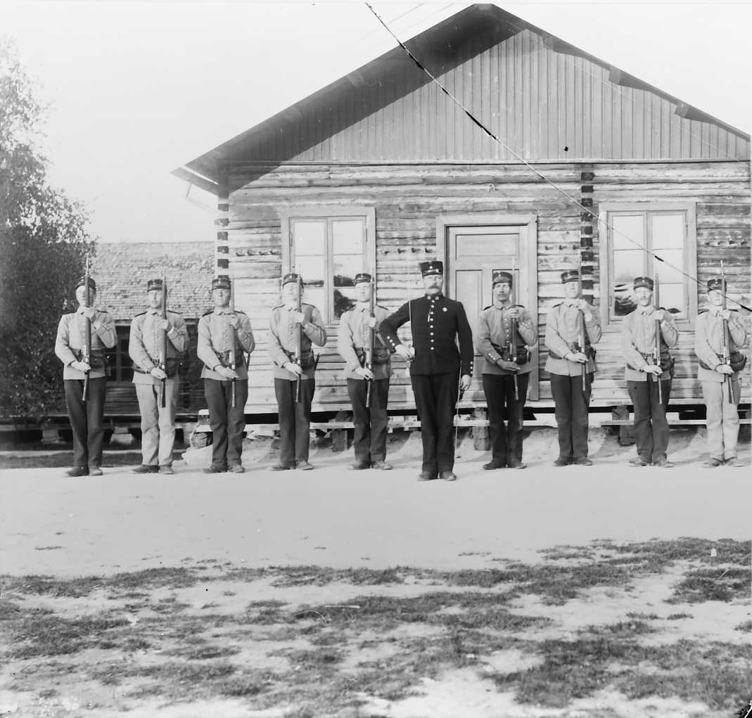 Peder J. Bredalslien, Stramme soldater