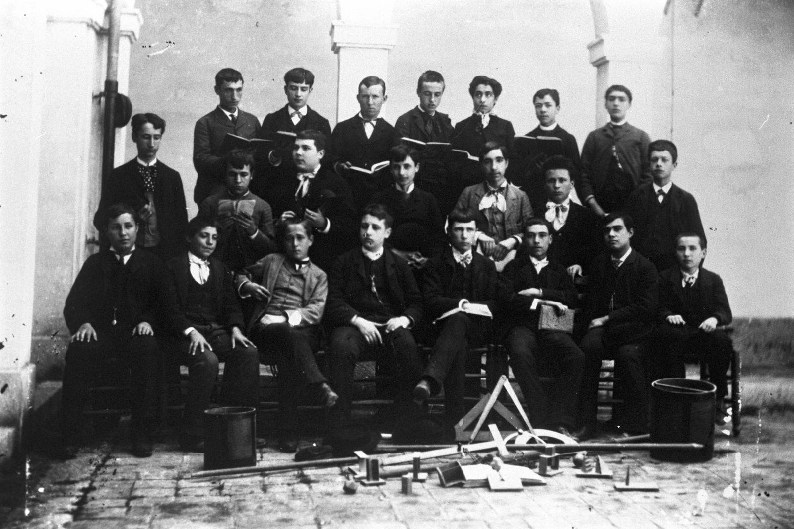 Desconegut, [Group portrait in the cloister]